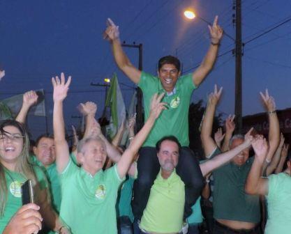 Julio carrega Ednaldo