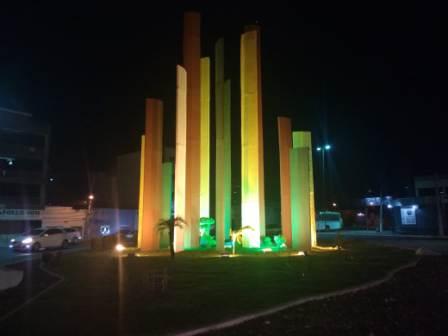 Monumento da Besteira Verde e Amarelo
