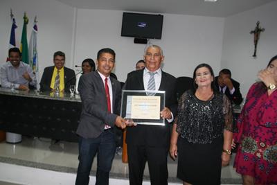 Vereador CHarles Leal entrega título